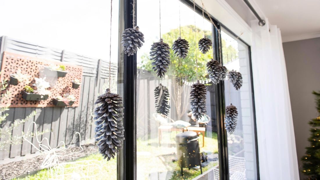 A garland of pinecones