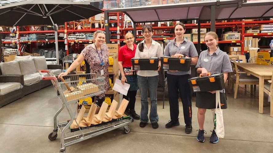 trade teens prog - teens participating in activity at store