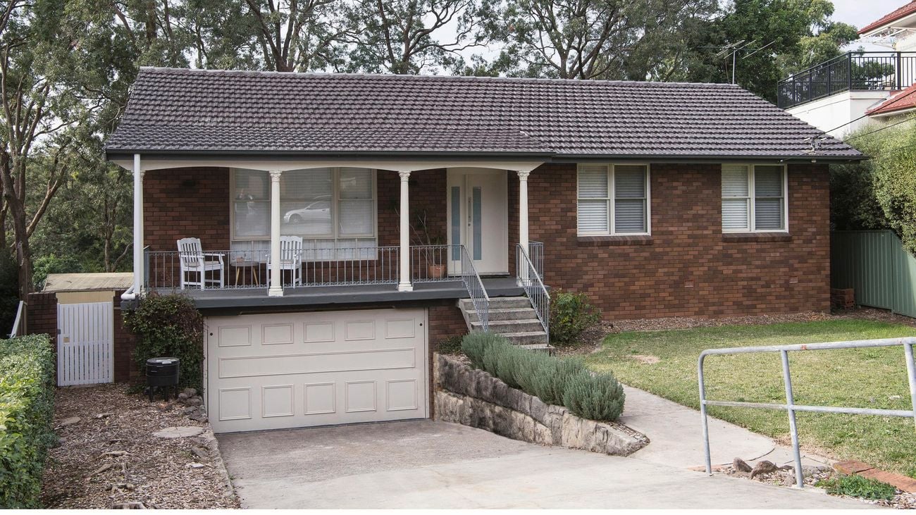 A dated brick exterior of an older style home.