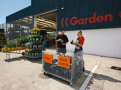 Pot recycling project with team and customer in front of cage