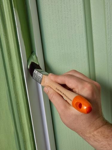 Tapered edge tip is perfect for painting architraves and skirting boards - 1670061