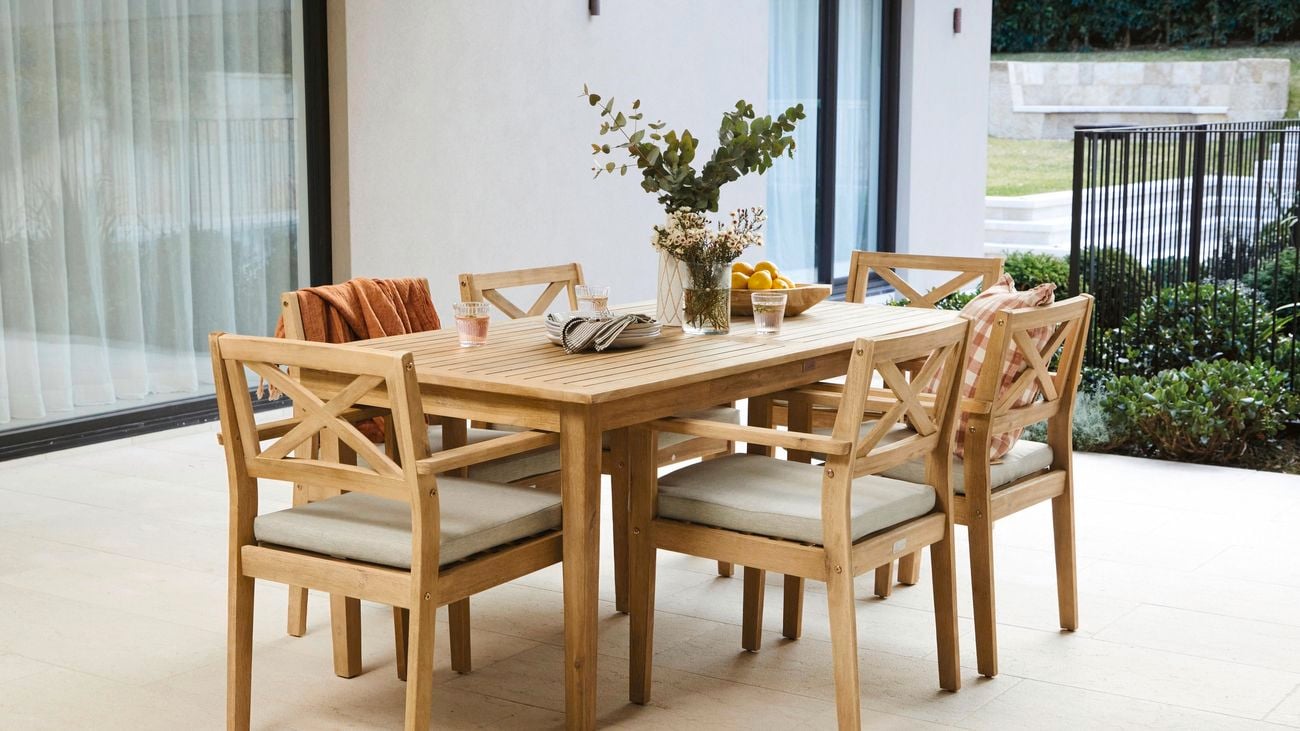 Outdoor dining table and chairs