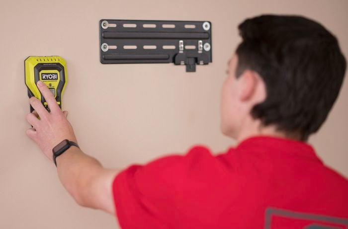 A Bunnings team member using a Ryobi stud finder.