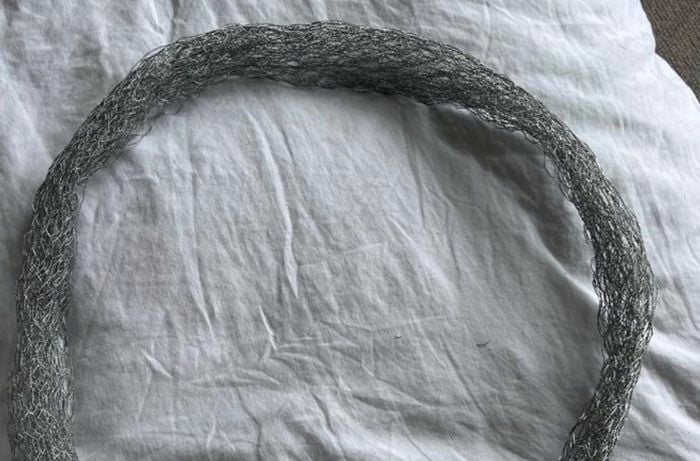 Bending chicken wire in a circular shape