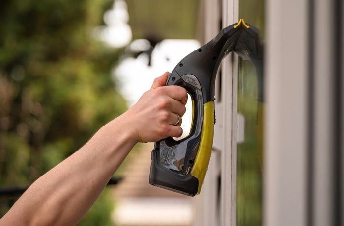 Sunny days, bright windows: Expert tips for sparkling clean glass