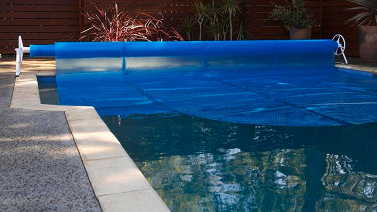 Swimming pool with a retractable pool cover