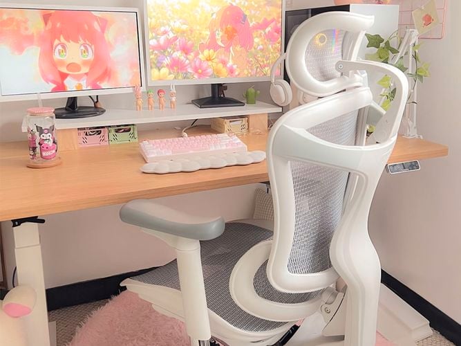SIHOO white chair in front of computer desk