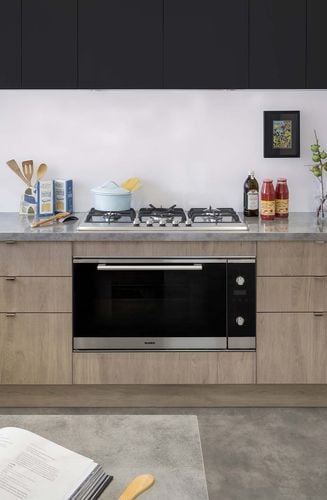 Oven and gas cooktop