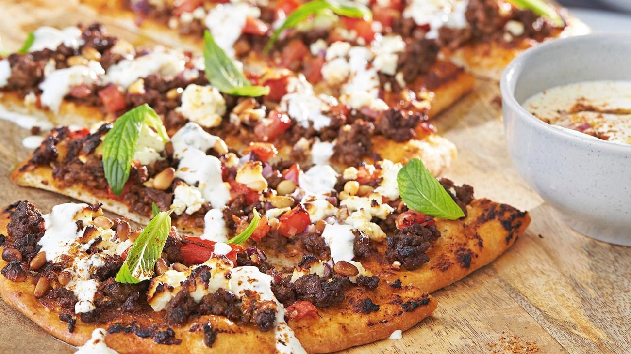 Lamb mince pizza with yoghurt sauce