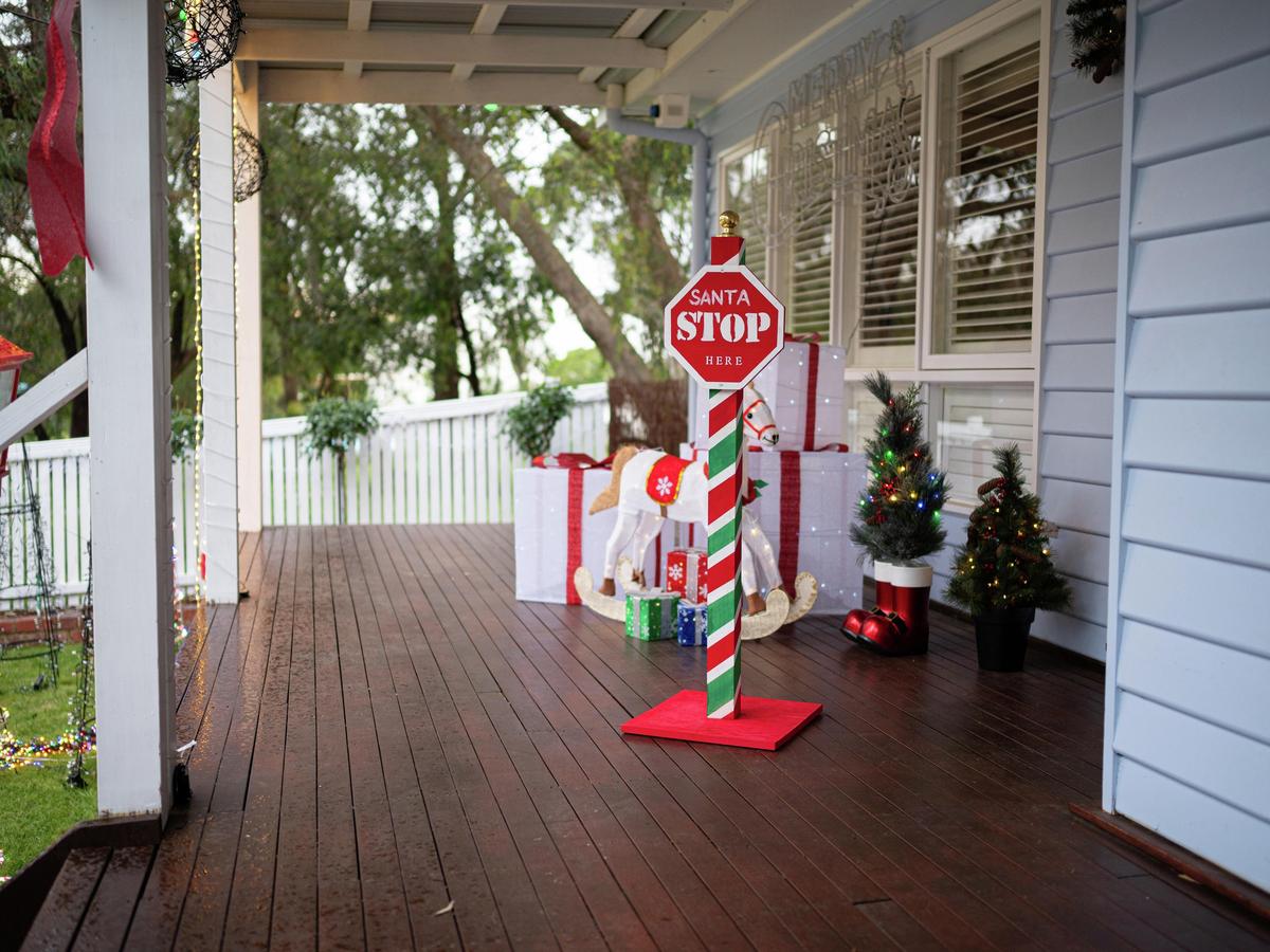 How To Build A ‘Santa Stop Here’ Sign - Bunnings Australia