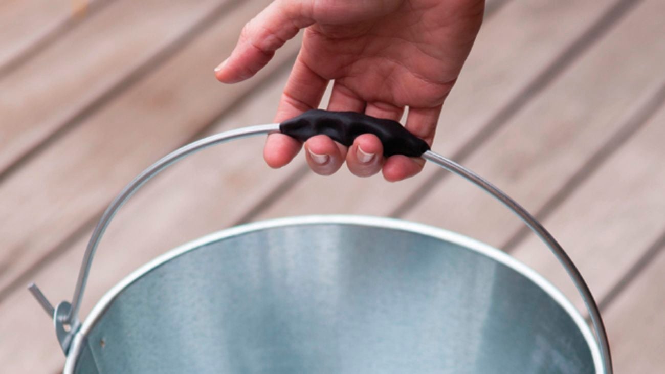 Holding a silver metal bucket handle