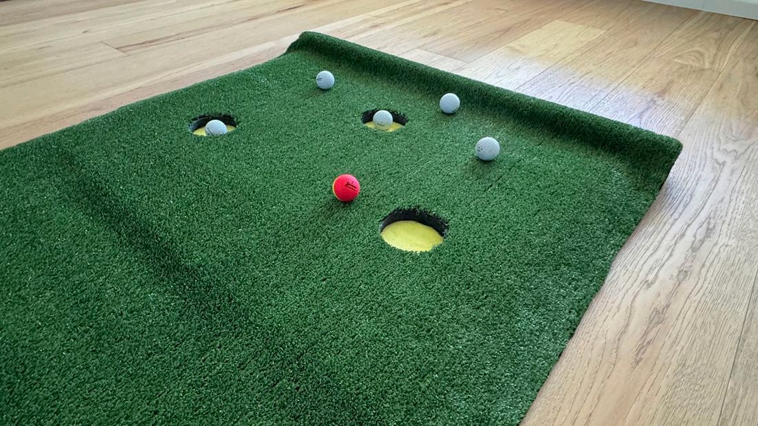 It’s time to bring the golf Masters to your home with this indoor putting green. 